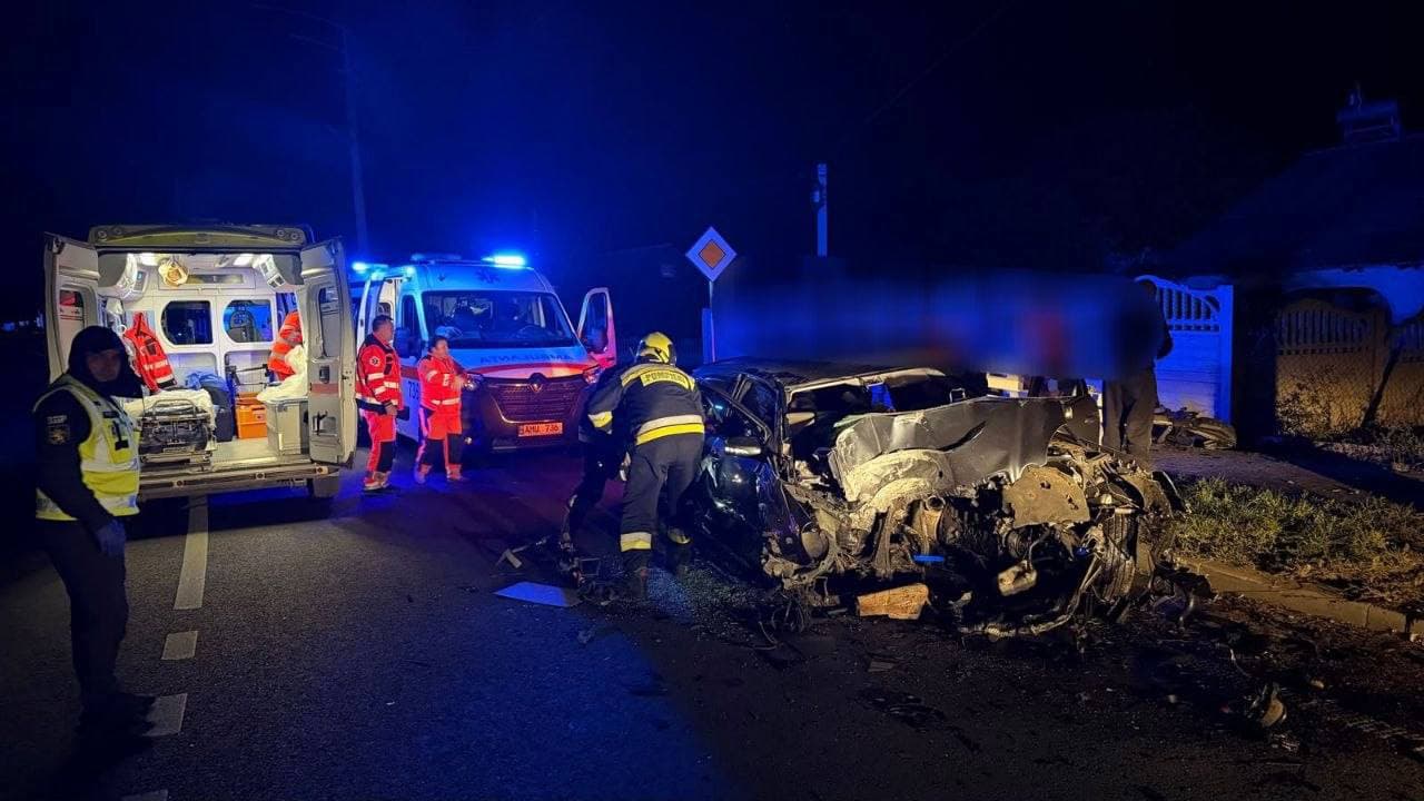 Duminică neagră pe drumuri: un mort lângă Onești și patru răniți într-un accident cu trei mașini la Peresecina