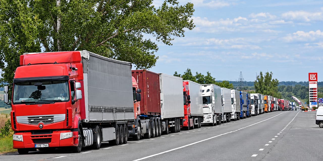 De ce stau camioanele trei zile la Giurgiulești: ca să economisească 40 de euro la drumurile din România