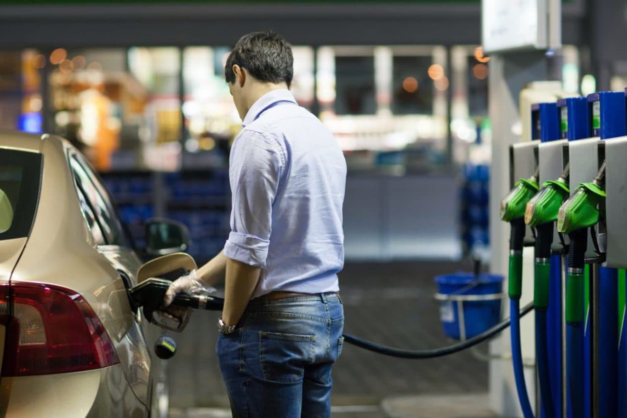 Carburanții pe 13 octombrie: benzina scade la 33,90 lei, motorina urcă la 35,02. Iar în weekend, 61 de șoferi au fost prinși beți la volan