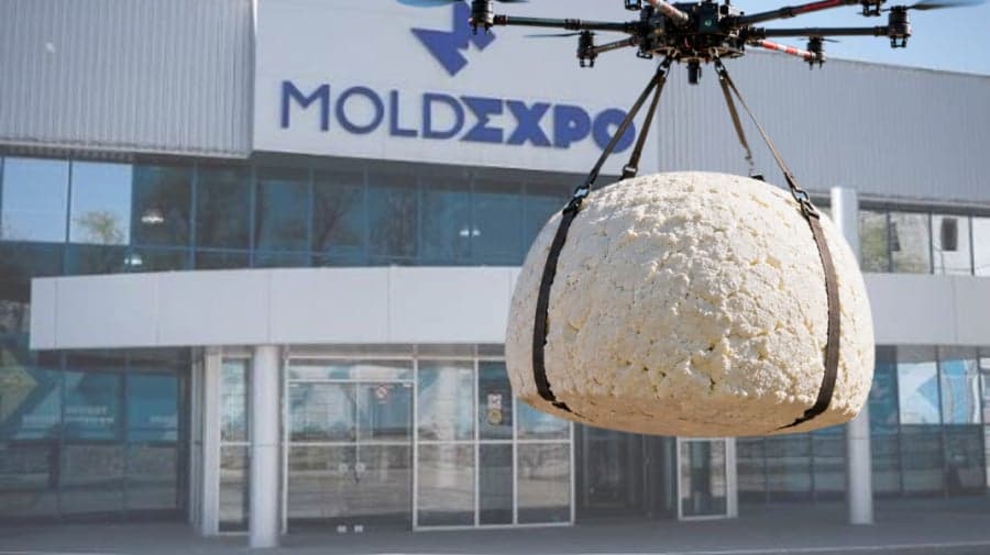 „Marea brânză”: un caș de 30,7 kilograme a fost ridicat cu drona la Moldexpo. Organizatorii anunță record național