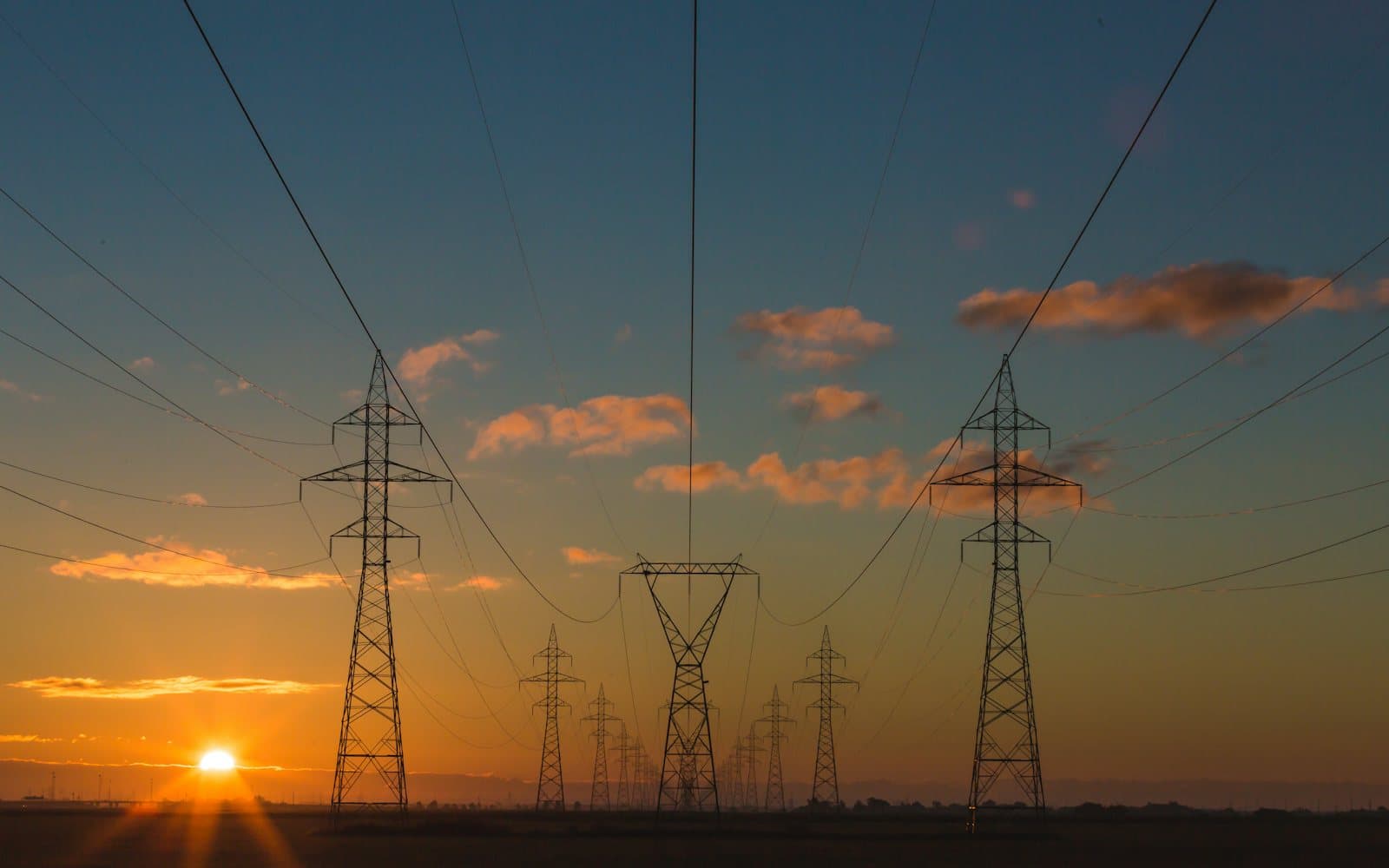 Șeful ANRE: scumpirea energiei electrice este inevitabilă, dar va fi mai mică decât la gaze