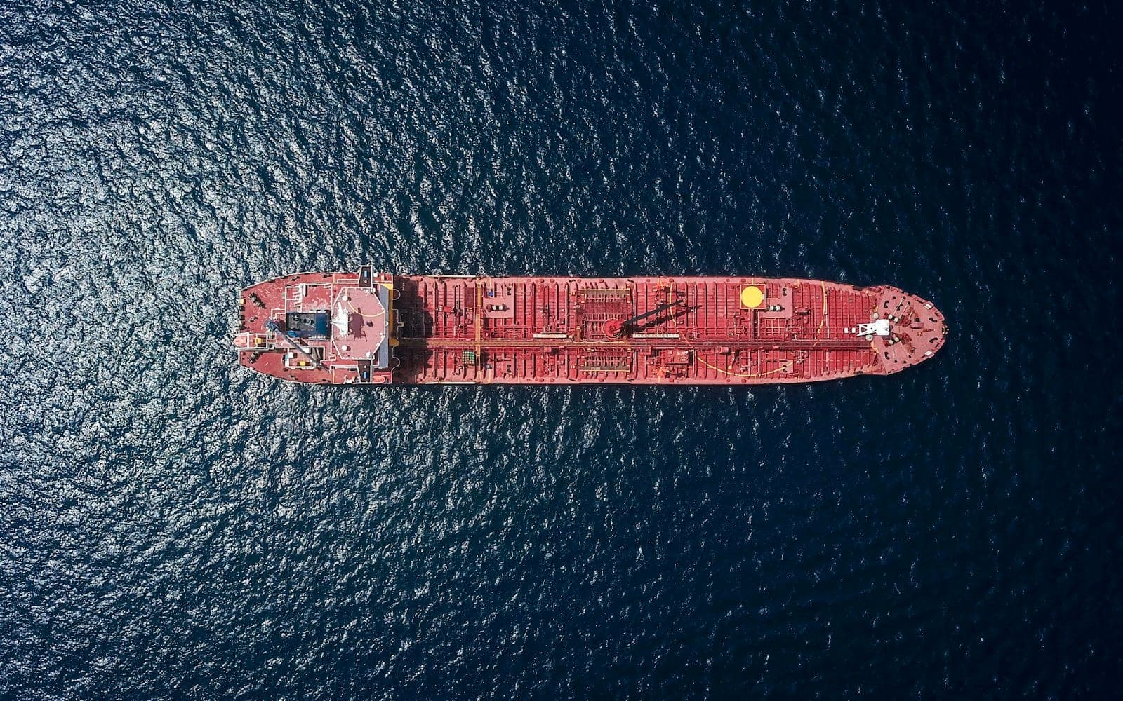 Petrolier în flăcări lângă Sulina, opt marinari dispăruți. Nicușor Dan: „Au fost două drone aeriene care le-au lovit”