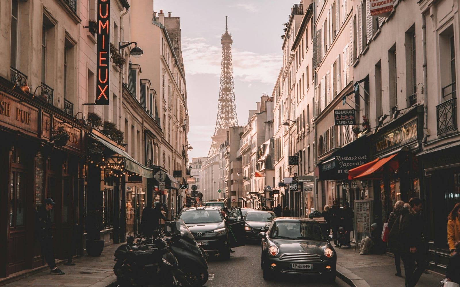 Franța introduce restricții de circulație noaptea la Paris, Nisa, Lyon și Lille, iar Italia trimite 500 de militari la Milano