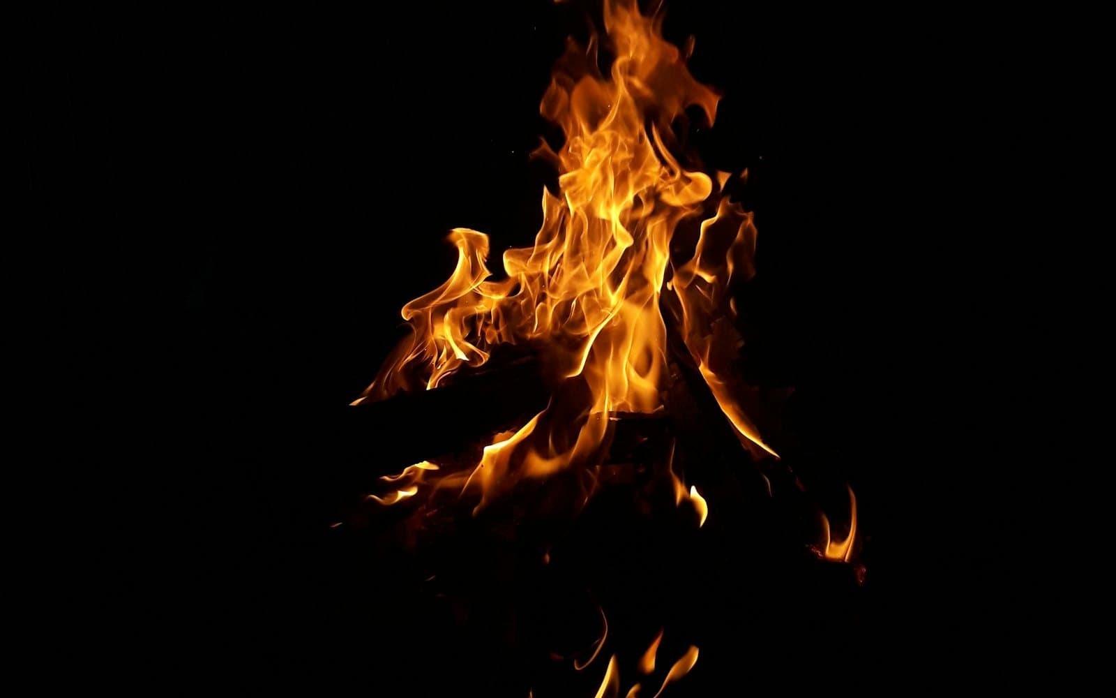 Incendiu la Ciorescu: cinci vagoane pentru muncitori, cuprinse de flăcări. Oamenii dinăuntru au scăpat singuri