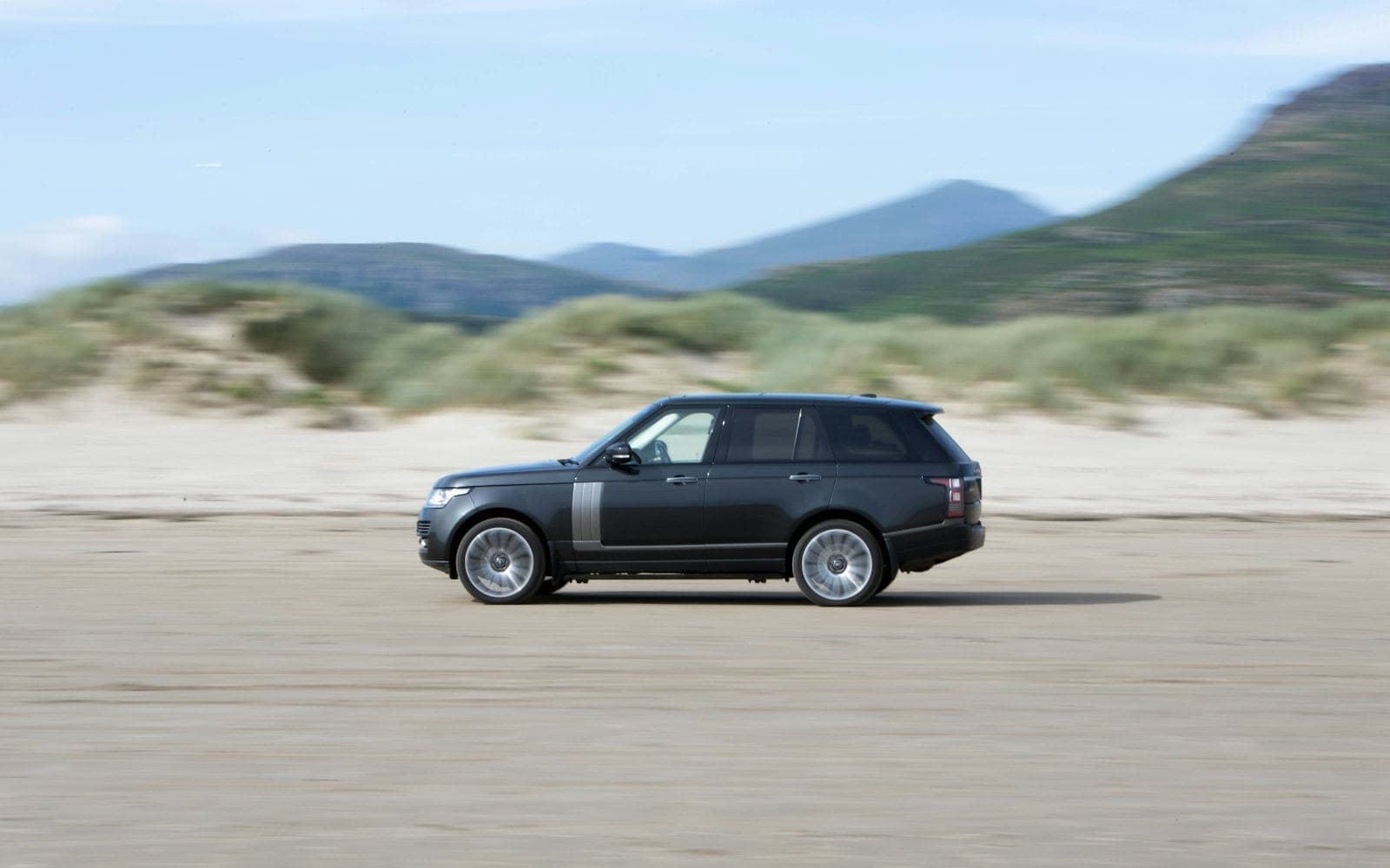 Șase Range Rover furate din Belgia, de 16 milioane de lei: patru bărbați din Criuleni și Dubăsari, cercetați. Doi au fugit