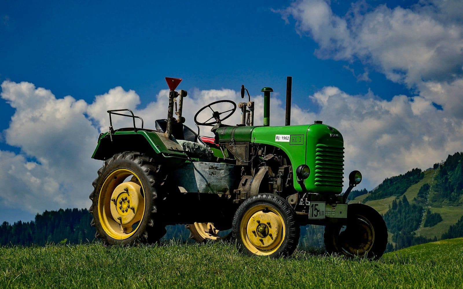 „Moldagrotech” și „Farmer” la Moldexpo, între 15 și 18 octombrie: un tractor vechi lângă unul modern și „Marea brânză” prezentată cu drone