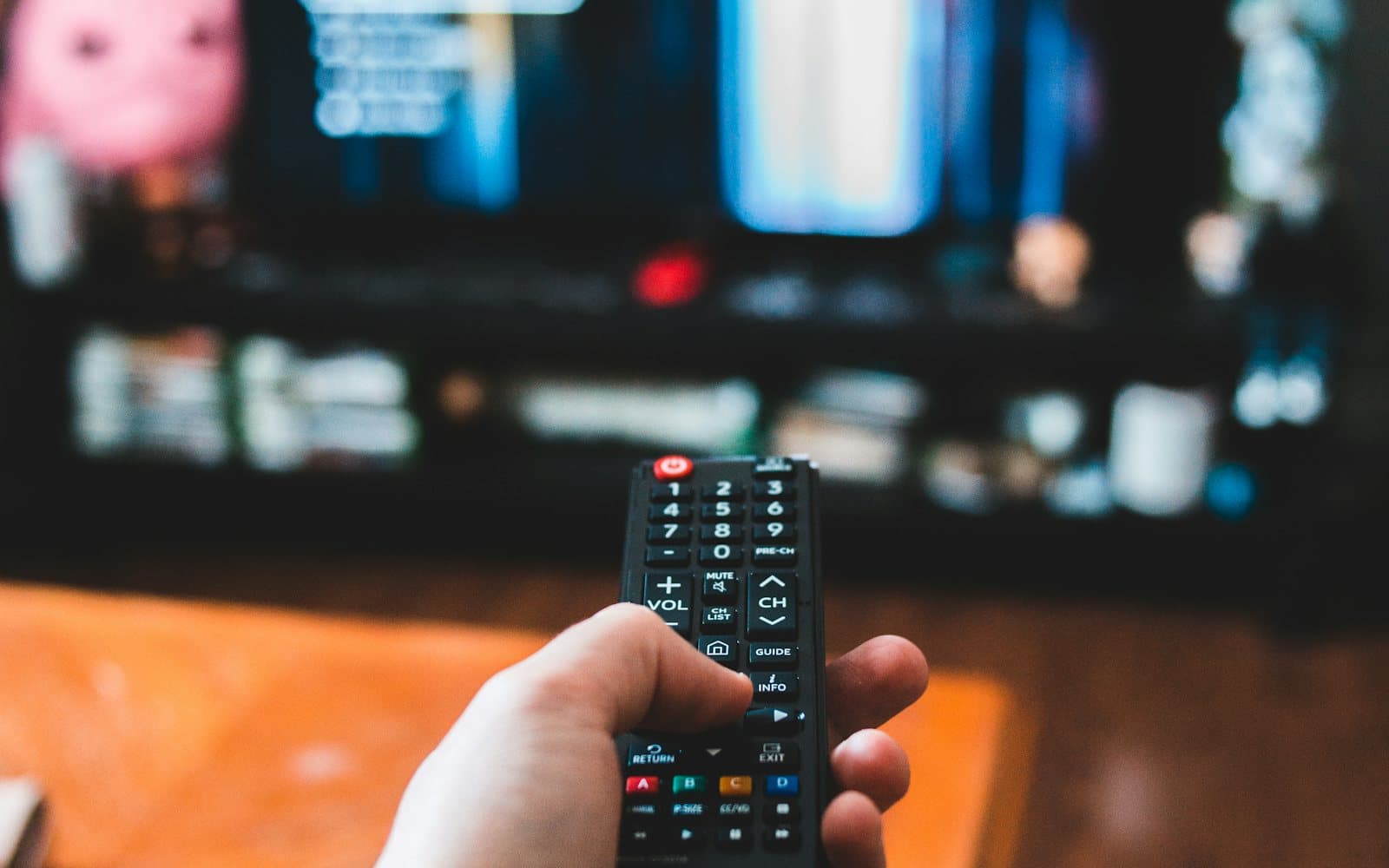 Consiliul Audiovizualului: amendă de 75 000 de lei pentru TVC 21 și sancțiuni pentru 18 televiziuni care nu respectă drepturile persoanelor cu dizabilități