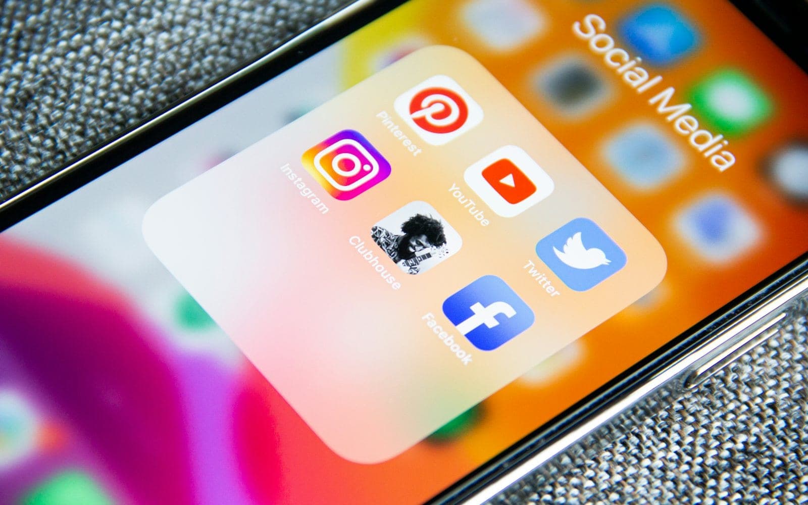 Cine cere ștergerea postărilor periculoase din Moldova: SIS raportează la TikTok, STRATCOM la Facebook și YouTube. Telegram refuză să coopereze