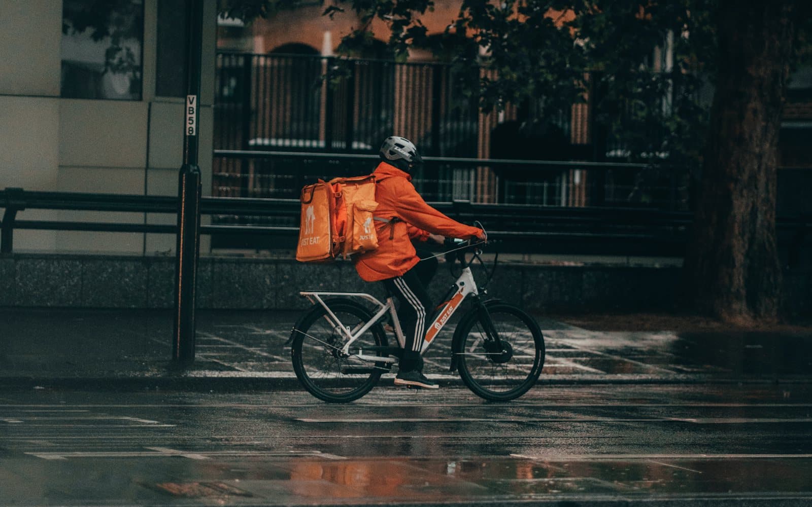 Renter, startup-ul care închiriază biciclete electrice curierilor, câștigă Power Up Moldova 2026 și merge la Barcelona