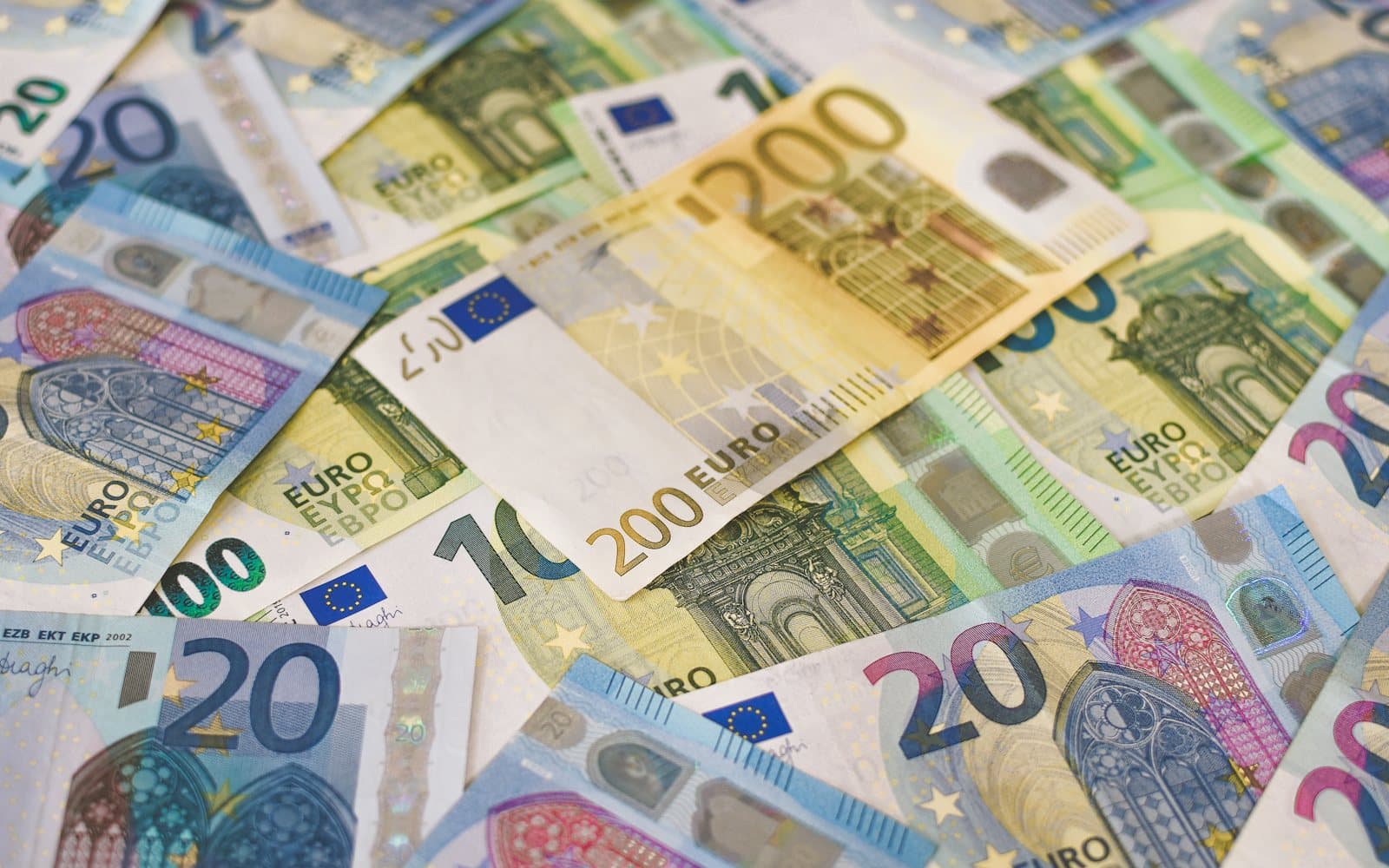 Un an de SEPA: moldovenii au economisit 16,4 milioane de euro la transferuri. Un transfer costă acum circa un euro