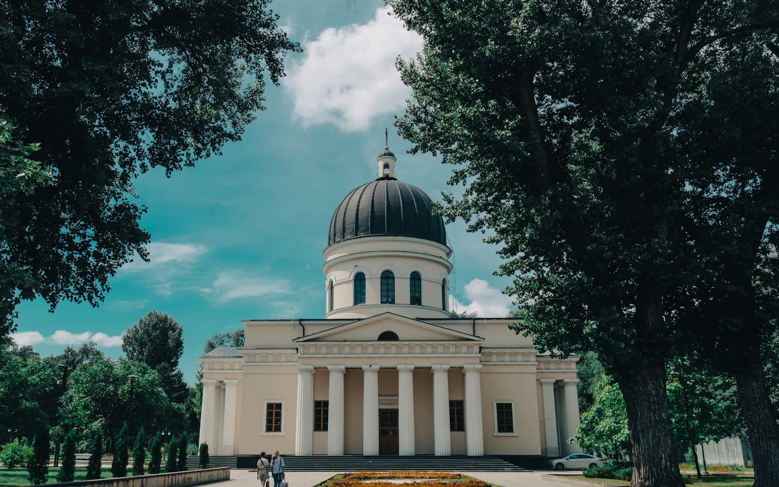 Scuarul Catedralei, ziua a doua: Termoelectrica a găsit țeava avariată, Ceban spune că „nu este folosită”. Îmbrânceli între poliție, viceprimar și deputați