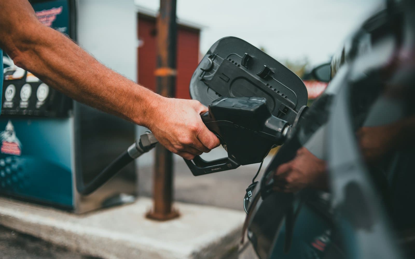 Motorina se ieftinește a doua zi la rând: 36,06 lei pe litru. Cât costă benzina