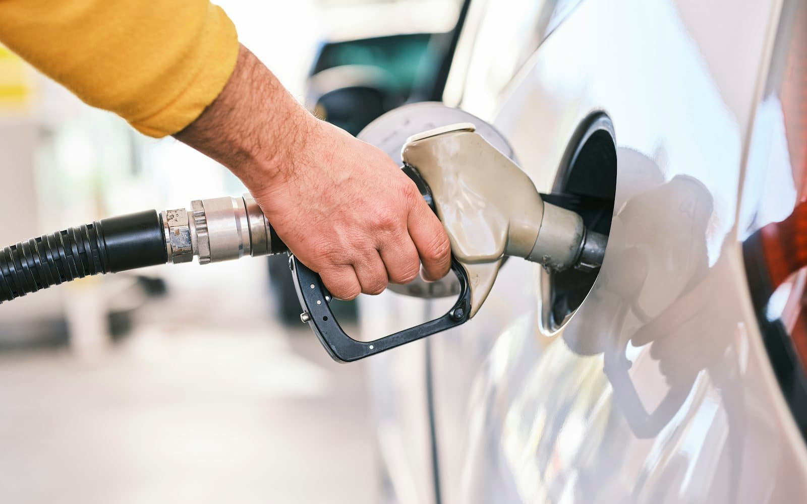 Carburanții se ieftinesc de marți: motorina cu 31 de bani, benzina doar cu 3 bani