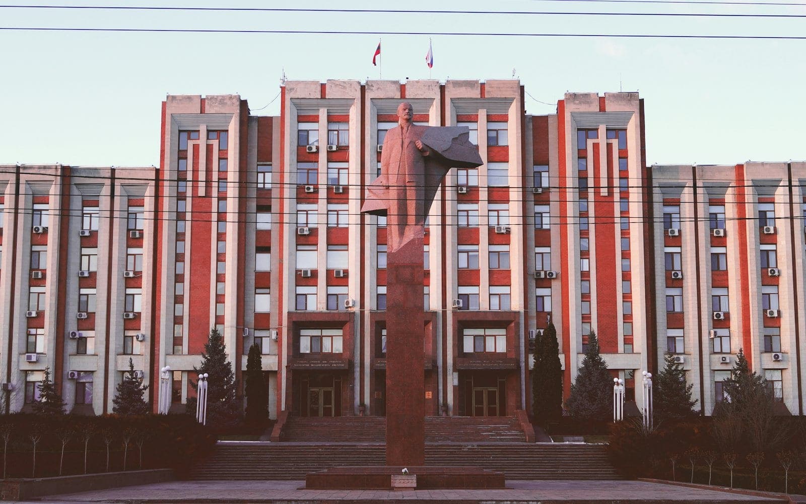 „Adunarea poporului” de la Tiraspol: oameni aduși cu autobuzele, magazine închise. Guvernul: „o tentativă de a exploata problemele reale ale cetățenilor”