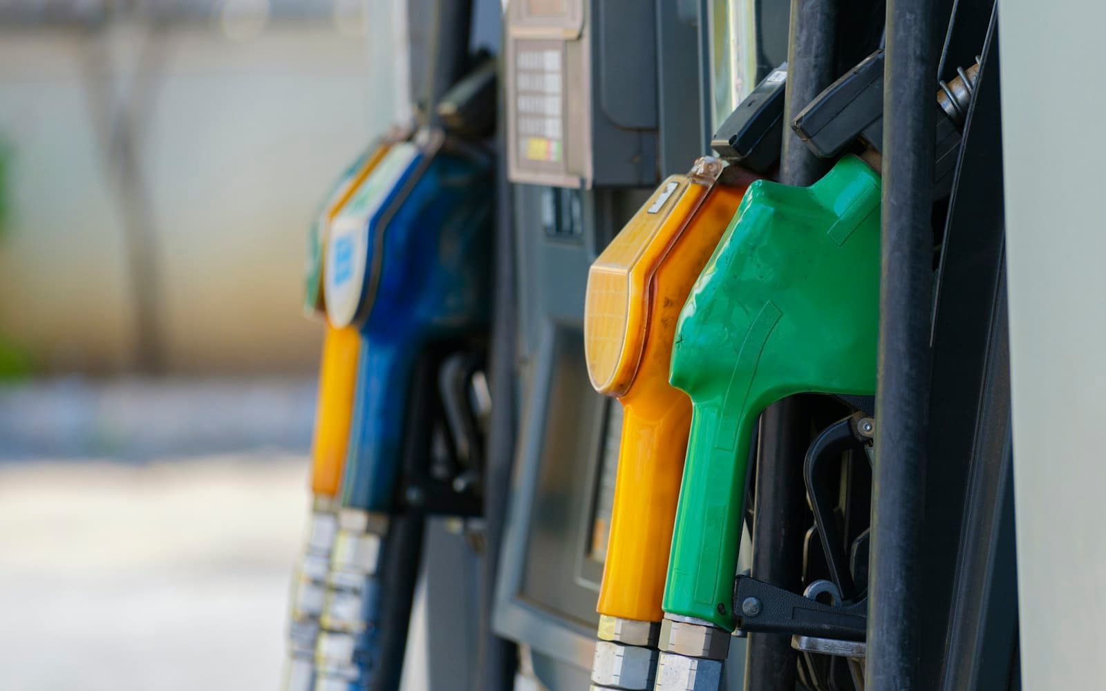 Lukoil a pierdut contractele cu statul. Cine a câștigat sute de milioane de lei pe piața carburanților
