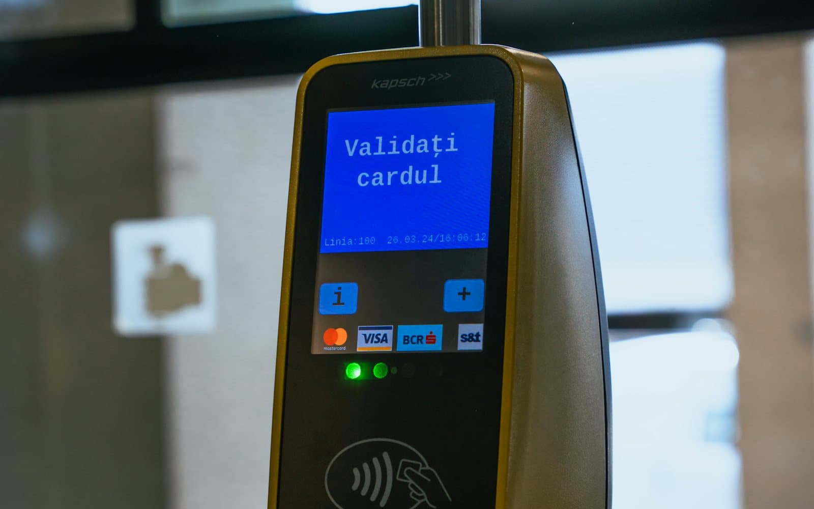 Chișinăul renunță la taxatori: CMC a aprobat plata cu cardul sau telefonul în transportul public