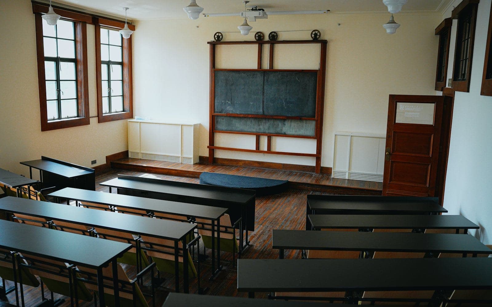 Tinerii romi au discutat cu Ministerul Educației despre predarea istoriei romilor și a limbii romani în școli. Bursele de merit, prelungite până pe 20 octombrie
