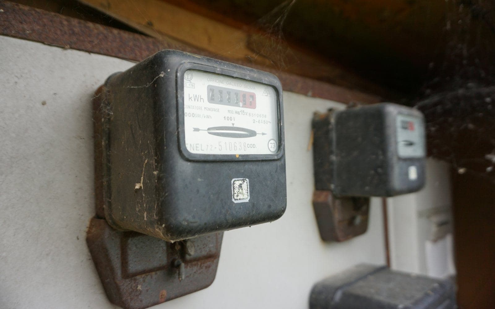 Politica fiscală 2027: primii 150 kWh fără TVA, cota de 8% rămâne pentru cereale, iar scutirea personală crește la 46.680 de lei