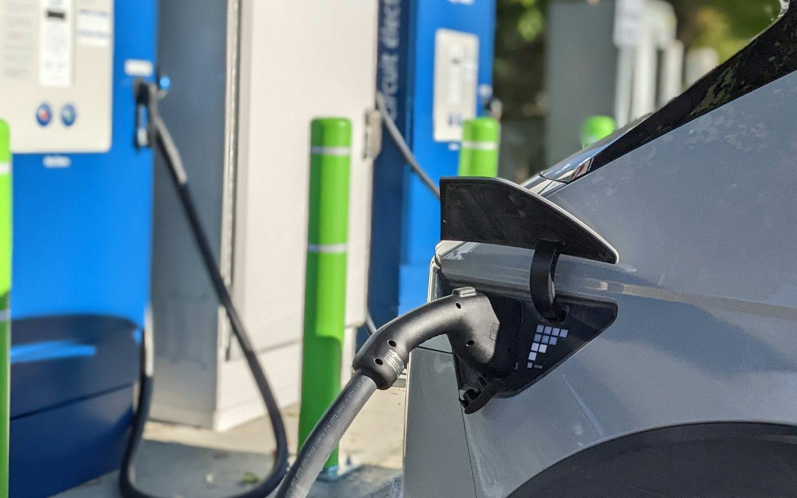 Cel puțin 600 de puncte publice de încărcare pentru mașini electrice până în 2030: Guvernul a aprobat programul de mobilitate electrică