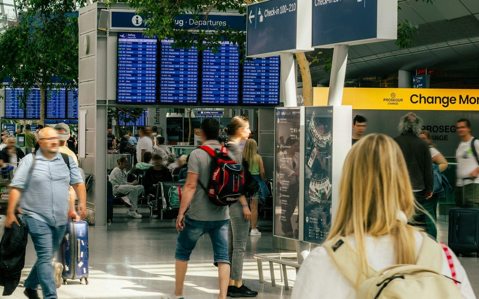 Coadă la Sculeni pe sensul de ieșire, peste 22.000 de treceri prin Aeroportul Chișinău într-o zi și avertizări de călătorie pentru Franța și Istanbul