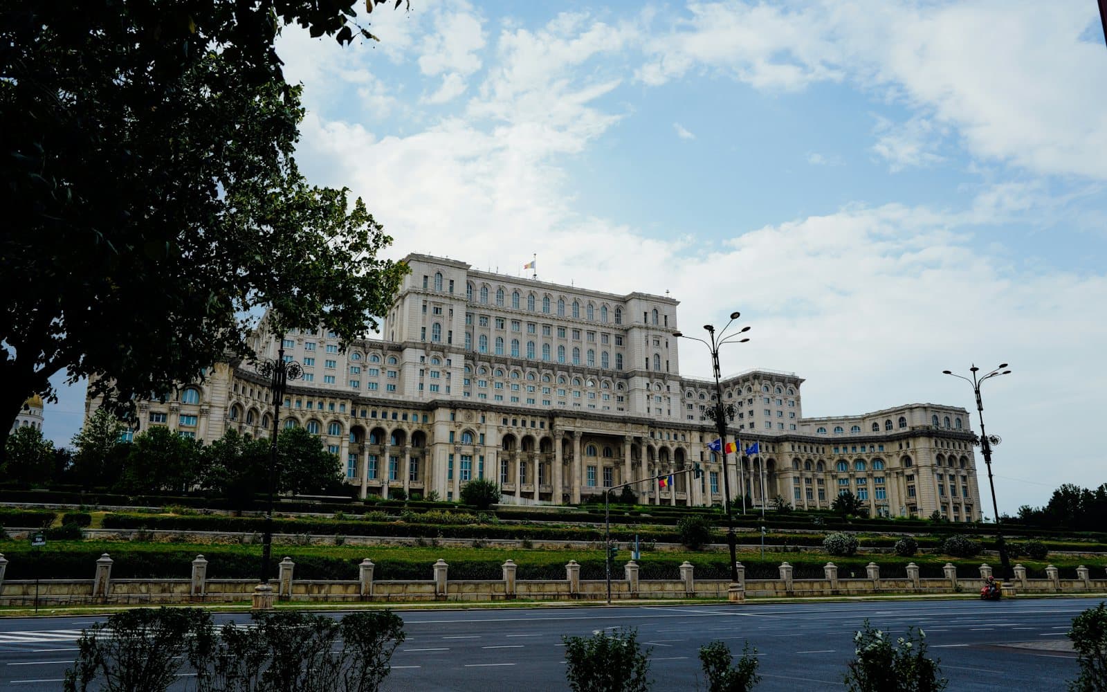 Guvernul Siegfried Mureșan a picat în Parlamentul României. Criza politică de la București se prelungește