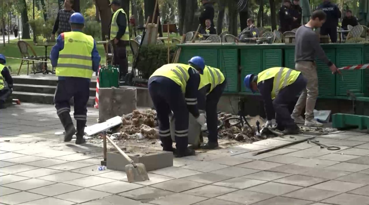 Muncitori Termoelectrica scot dalele de pavaj în Scuarul Catedralei