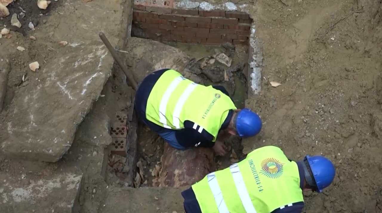 Doi muncitori Termoelectrica lucrează în tranșee, la conductă