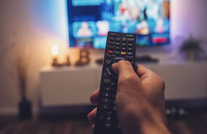 Televiziunile vor fi obligate să difuzeze cel puțin 50% din programe în limba română. Legea a fost votată și intră în vigoare în 2027