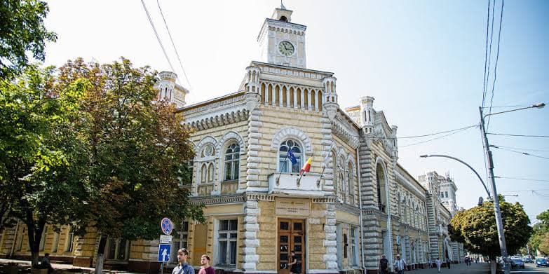 Irina Gutnic a revenit la Primărie cu o decizie a Curții de Apel, dar nu a fost lăsată în birou. Primăria spune că mandatul de viceprimar a expirat chiar azi